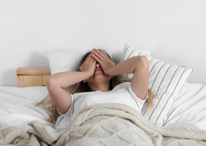 季節の変わり目に寝起きが悪いや疲れが取れない女性